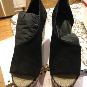 NIB VInce black wedges